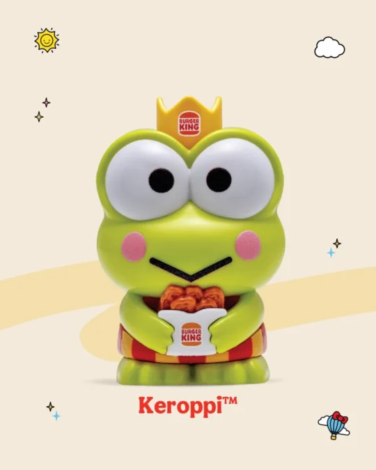 Miniatura verde do Keroppi segurando uma porção de comida do Burger King.