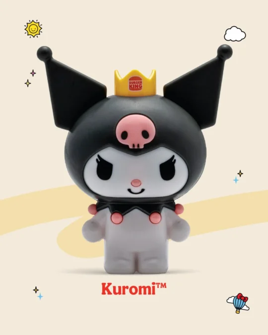 Miniatura da Kuromi com capuz preto, caveira rosa e coroa do Burger King.