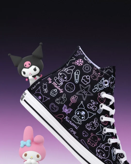 Tênis Converse preto com ilustrações de My Melody e Kuromi em rosa e lilás.