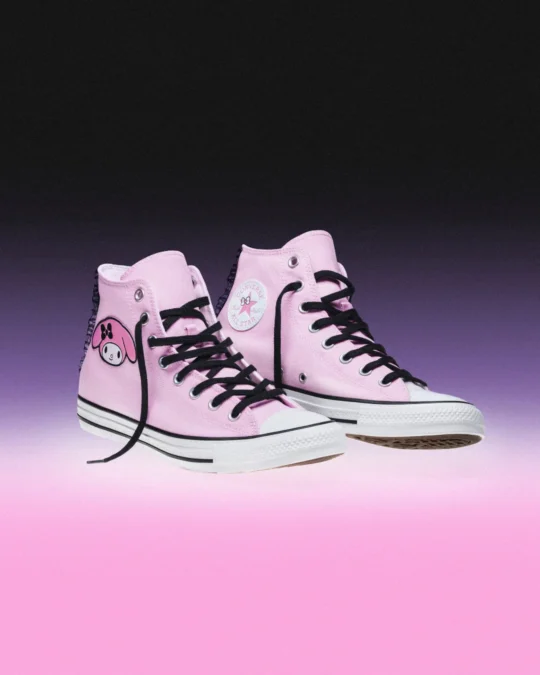 Par de tênis Converse All Star rosa de cano alto com estampa da personagem My Melody.