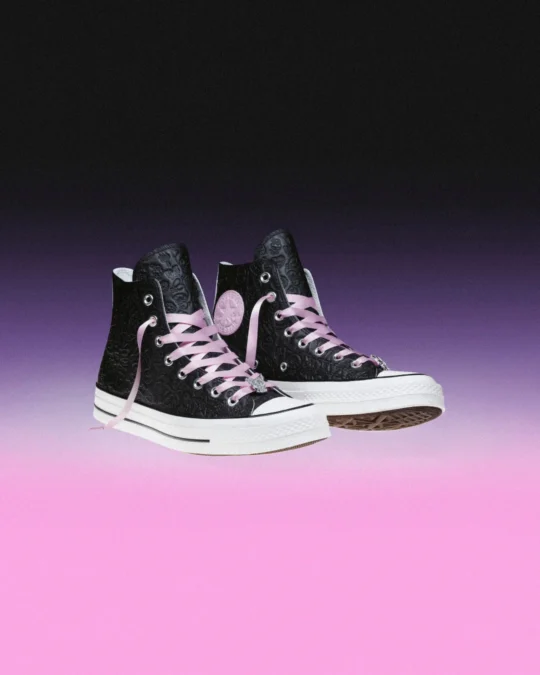 Par de tênis Converse Chuck 70 preto com cadarços rosa e desenhos em relevo da Sanrio.