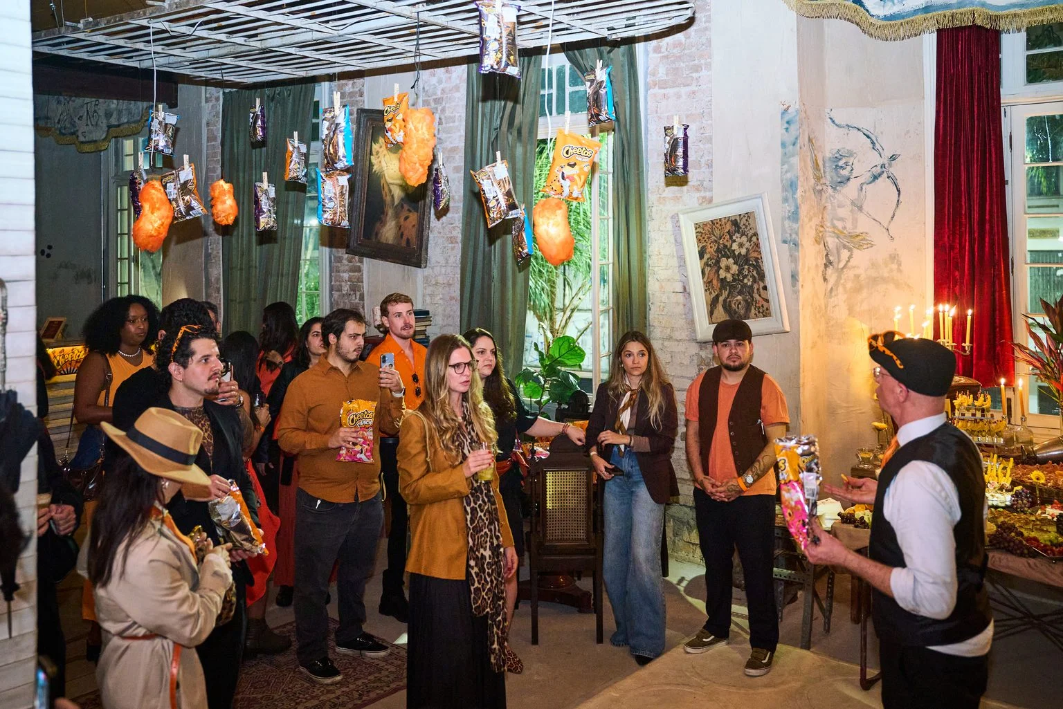 Convidados participam de experiência imersiva da Cheetos em evento do TikTok em São Paulo.