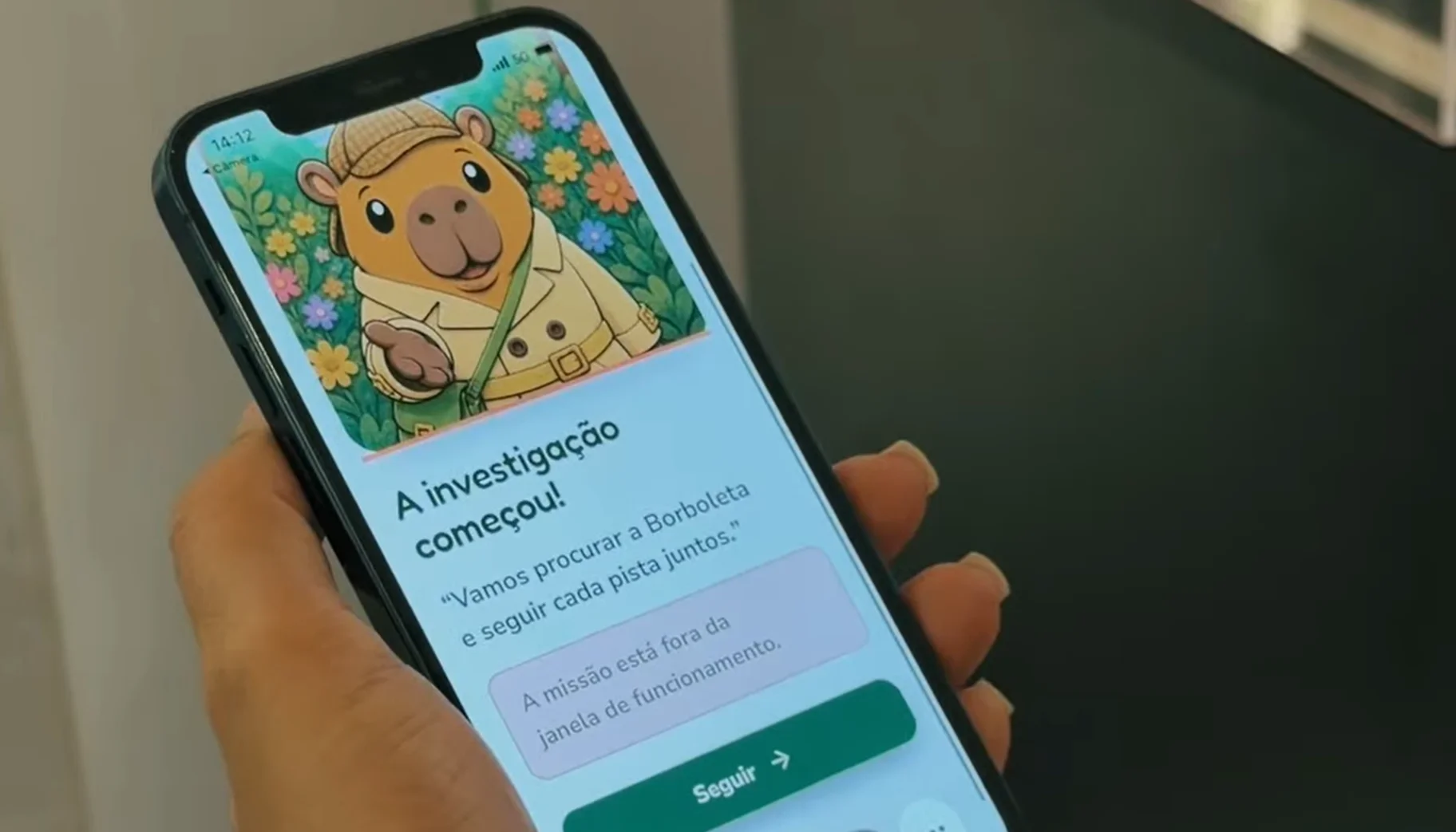 Celular mostra o Detetive Capi e as pistas digitais da caça ao tesouro do Shopping Center 3.