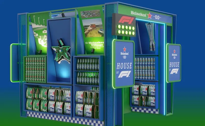 Estrutura temática House of F1 da Heineken 0.0 com produtos e elementos da Fórmula 1.