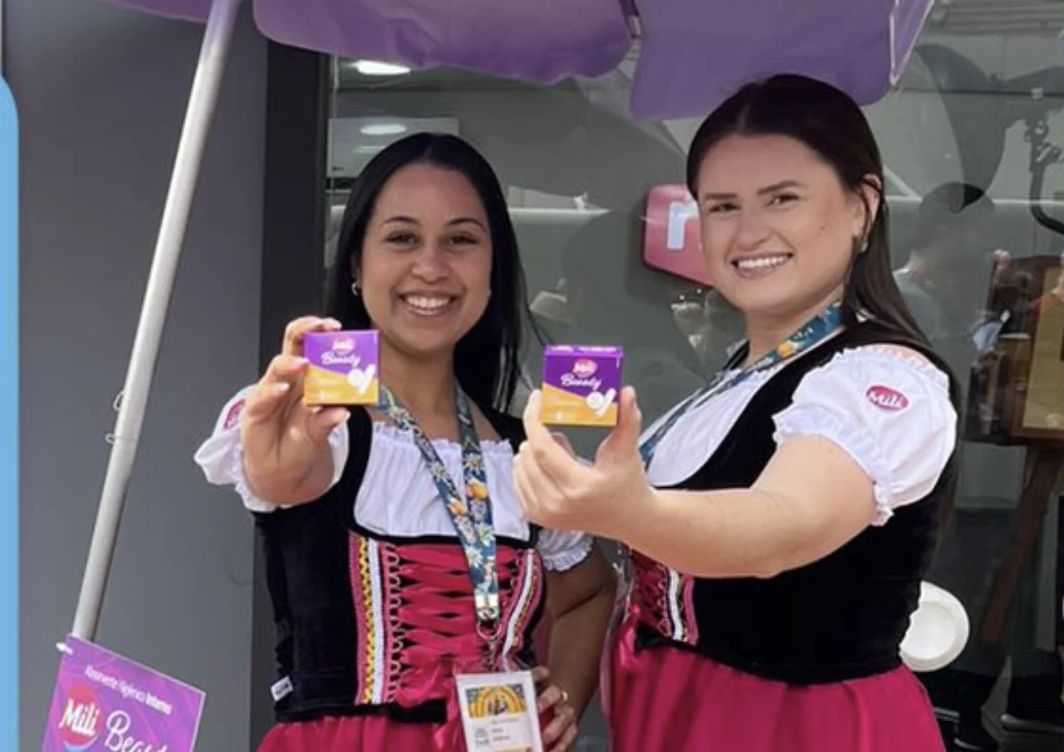 Mili distribui brindes na Oktoberfest Blumenau