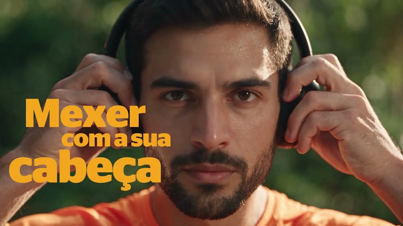 Homem usando fones de ouvido em cena da campanha promocional Continental.