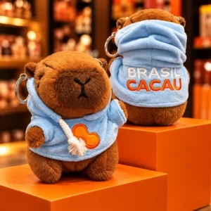 Chaveiro de capivara de pelúcia da Brasil Cacau com moletom azul e argola metálica.