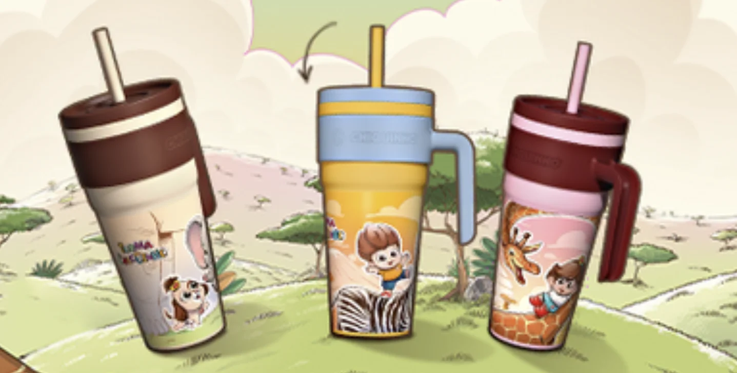 Três modelos de copos da Turma do Chiquinho em cenário ilustrado.