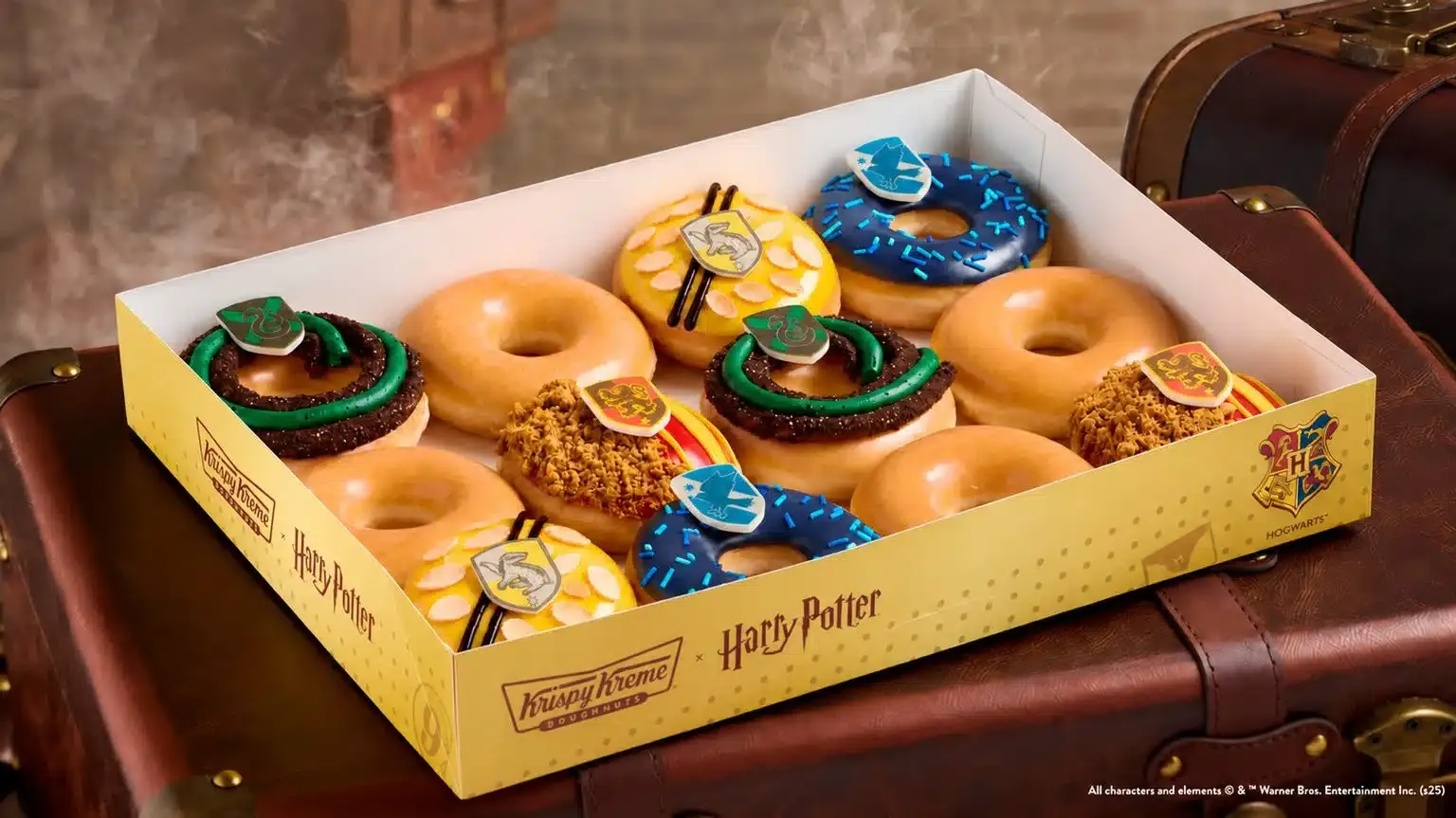 Caixa da Krispy Kreme com donuts de Harry Potter inspirados nas quatro casas de Hogwarts.