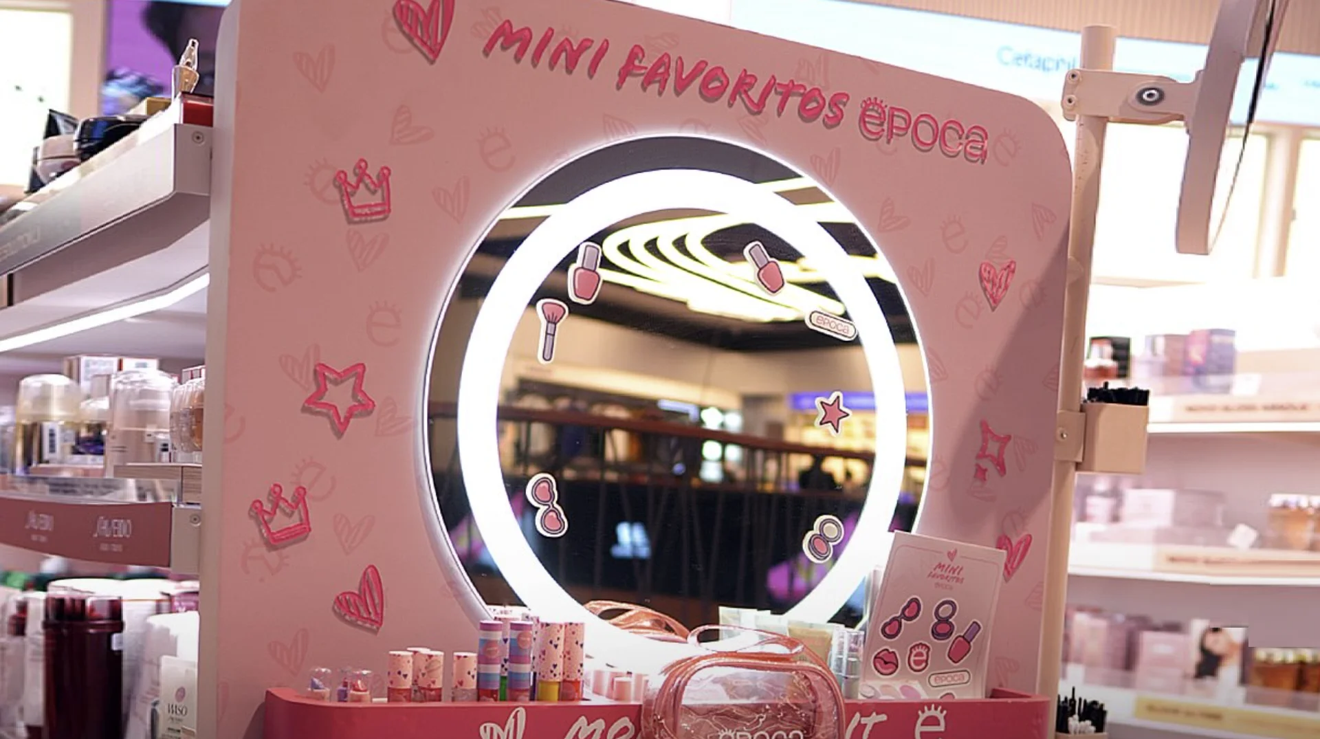 Espaço Mini Favoritos da Época Cosméticos com espelho iluminado e produtos de beleza.