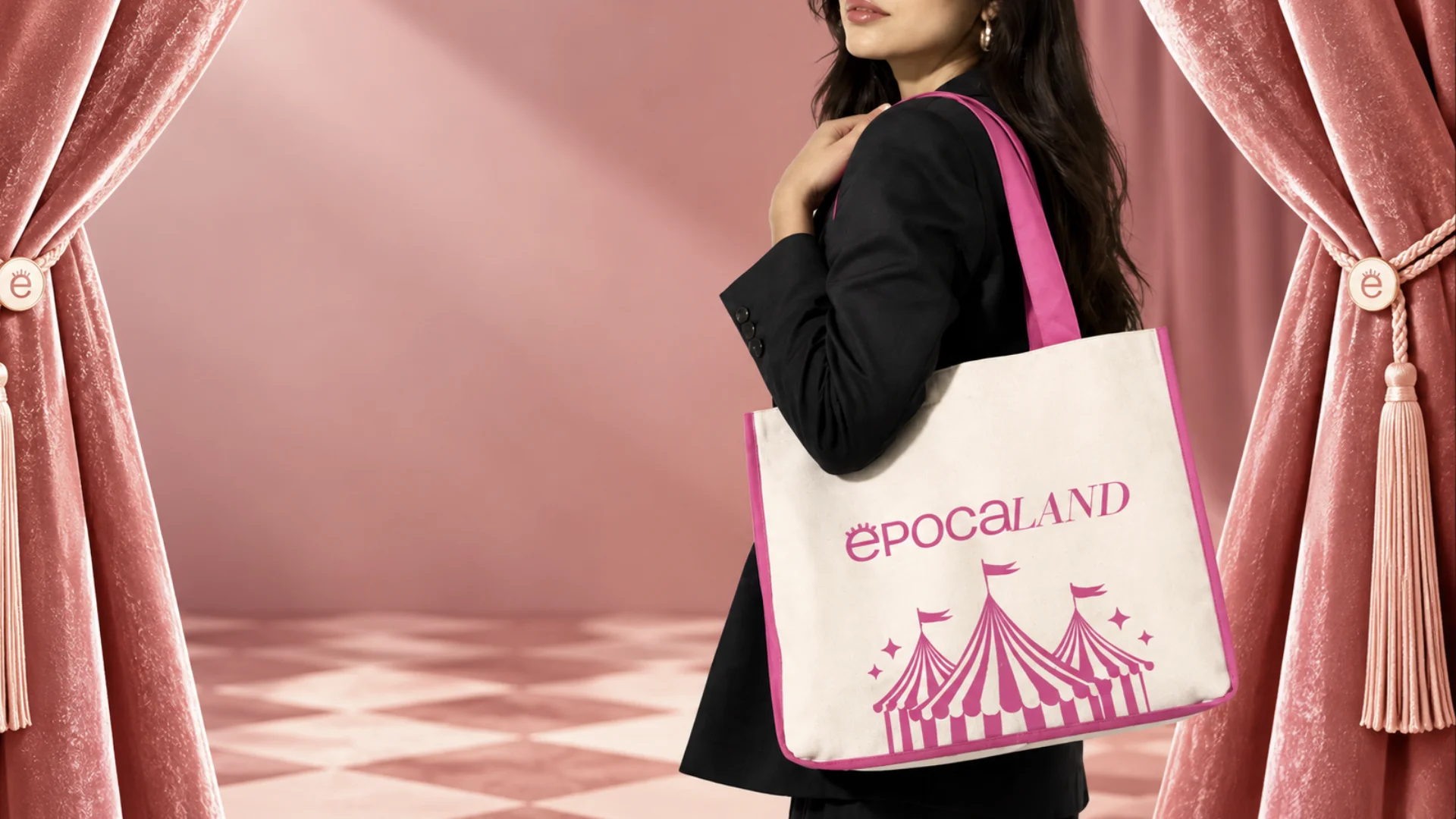 Mulher com bolsa da ÉpocaLand em cenário rosa.