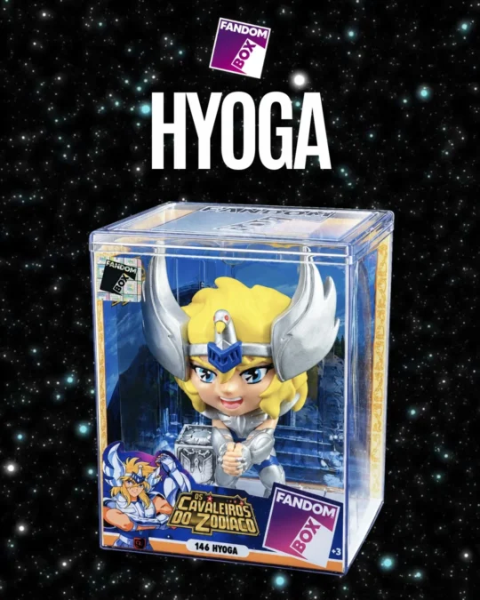 Boneco Hyoga de Cisne da Fandom Box com armadura prateada e capacete com asas.