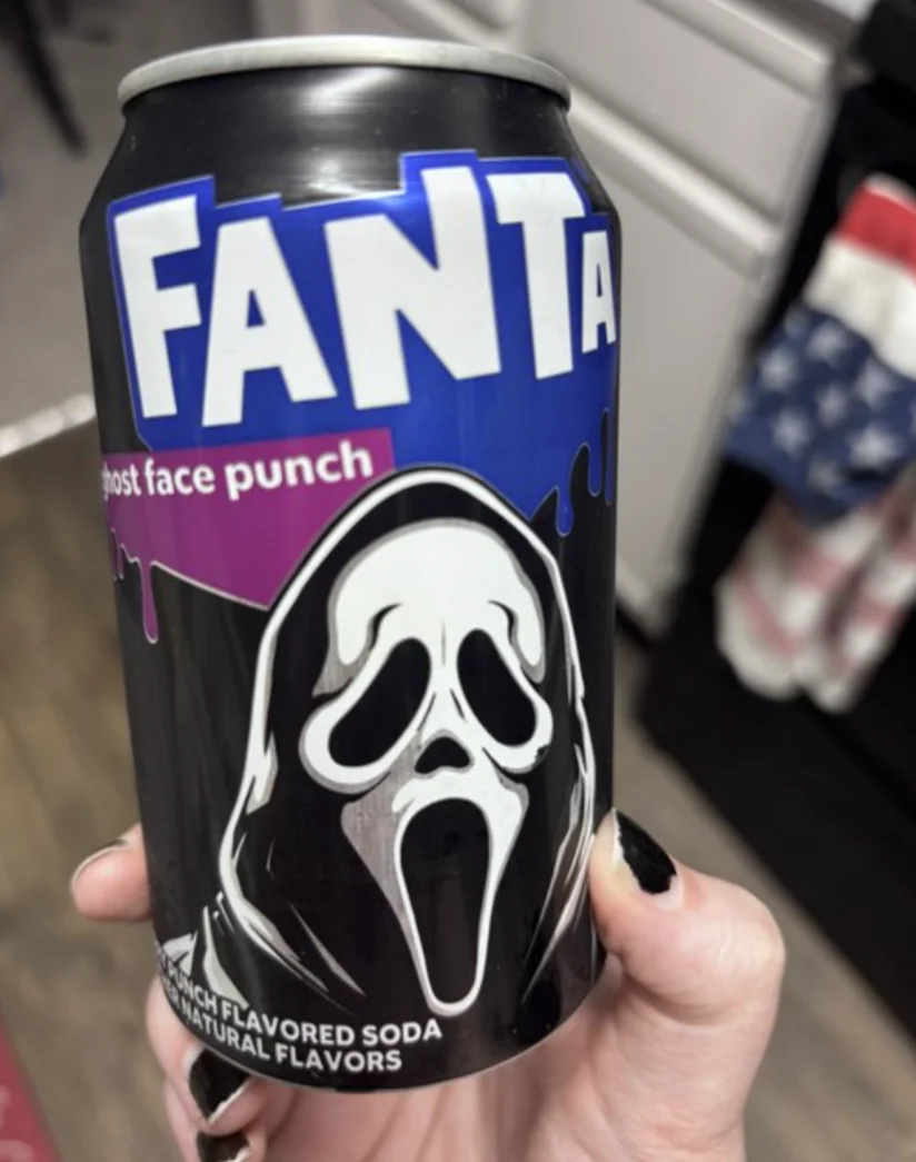 Lata de Fanta Ghost Face Punch com personagem de Pânico.