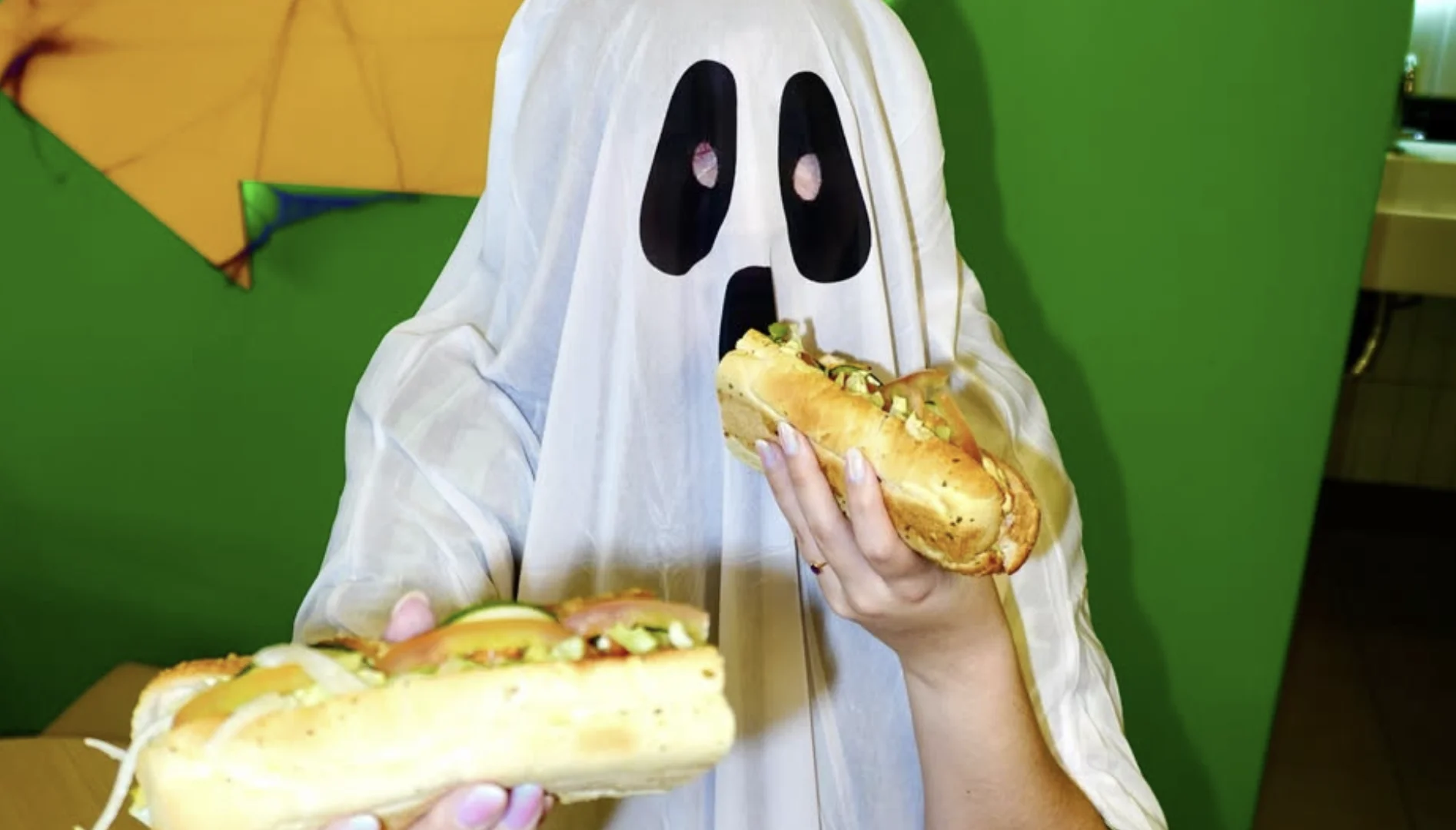 Fantasma de Halloween segura sanduíches do Subway durante campanha Dia do 30.