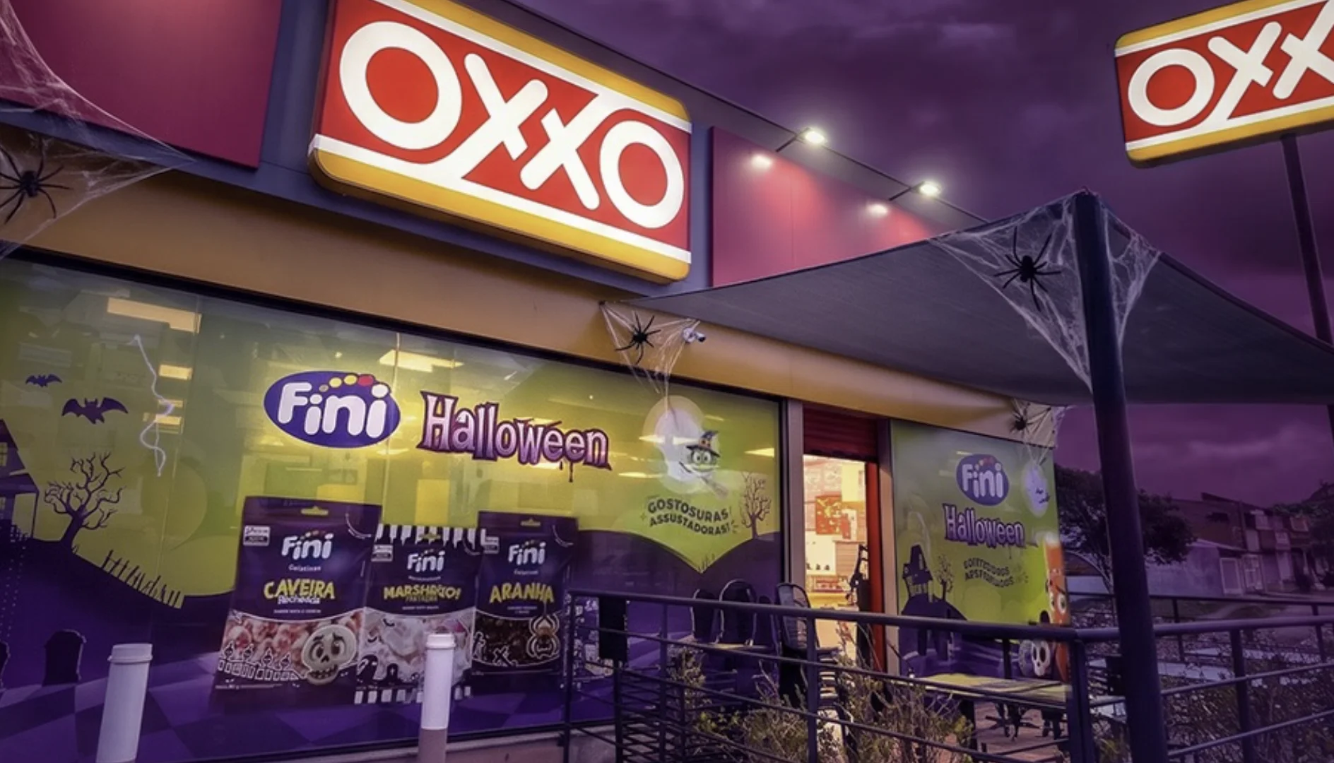 Loja OXXO decorada para campanha de Halloween da Fini.