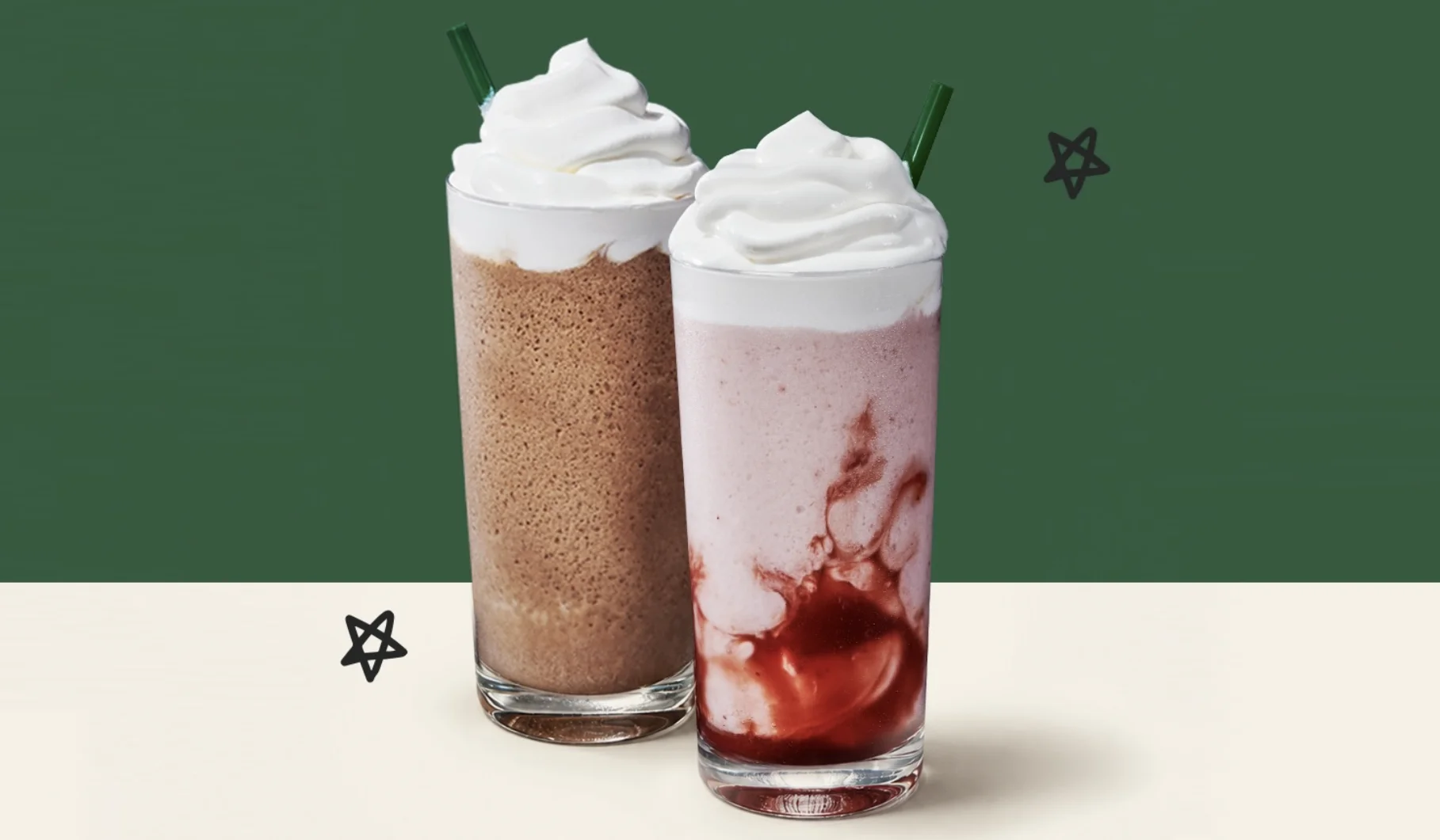 Dois Frappuccinos com chantilly, um de chocolate e outro com calda vermelha, sobre fundo verde.