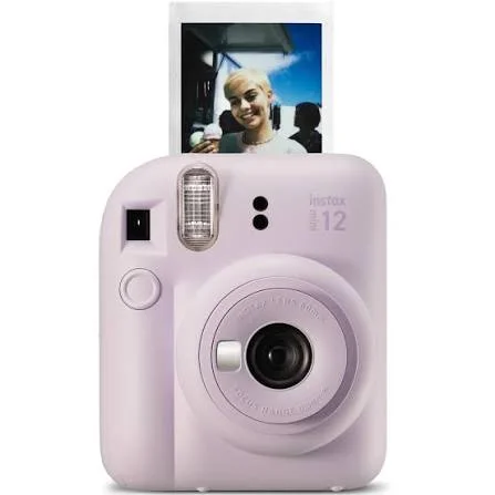 Câmera instantânea Fujifilm Instax Mini 12 roxa com foto revelada.