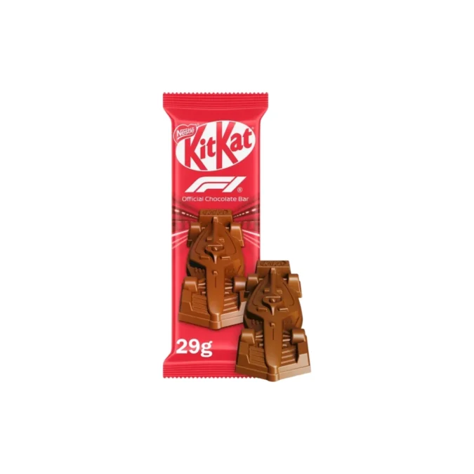 Chocolate KitKat de 29 g em formato de carro de Fórmula 1 ao lado de sua embalagem vermelha.
