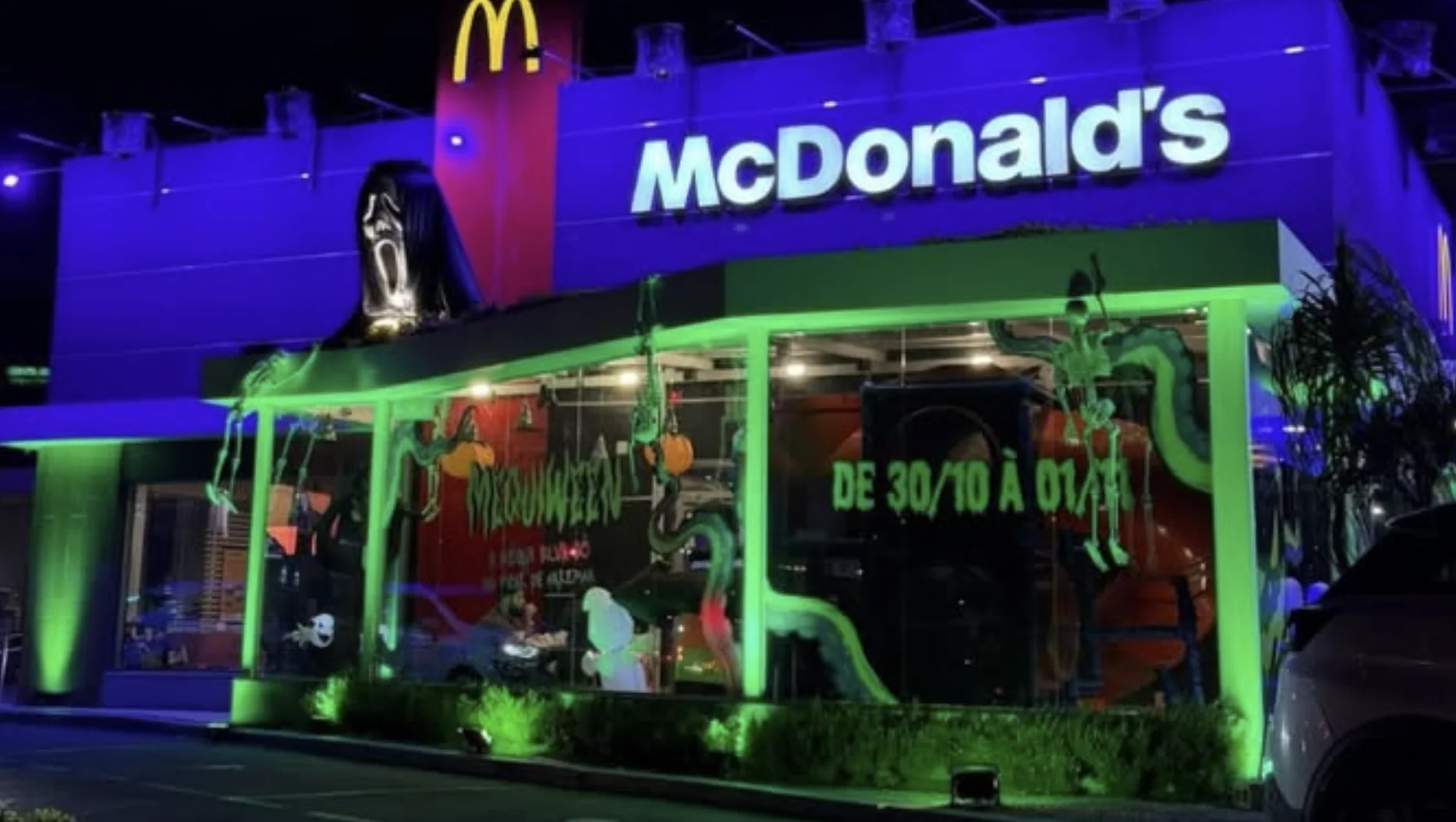 Fachada do McDonald’s Silva Só em Porto Alegre decorada para o Halloween 2026.