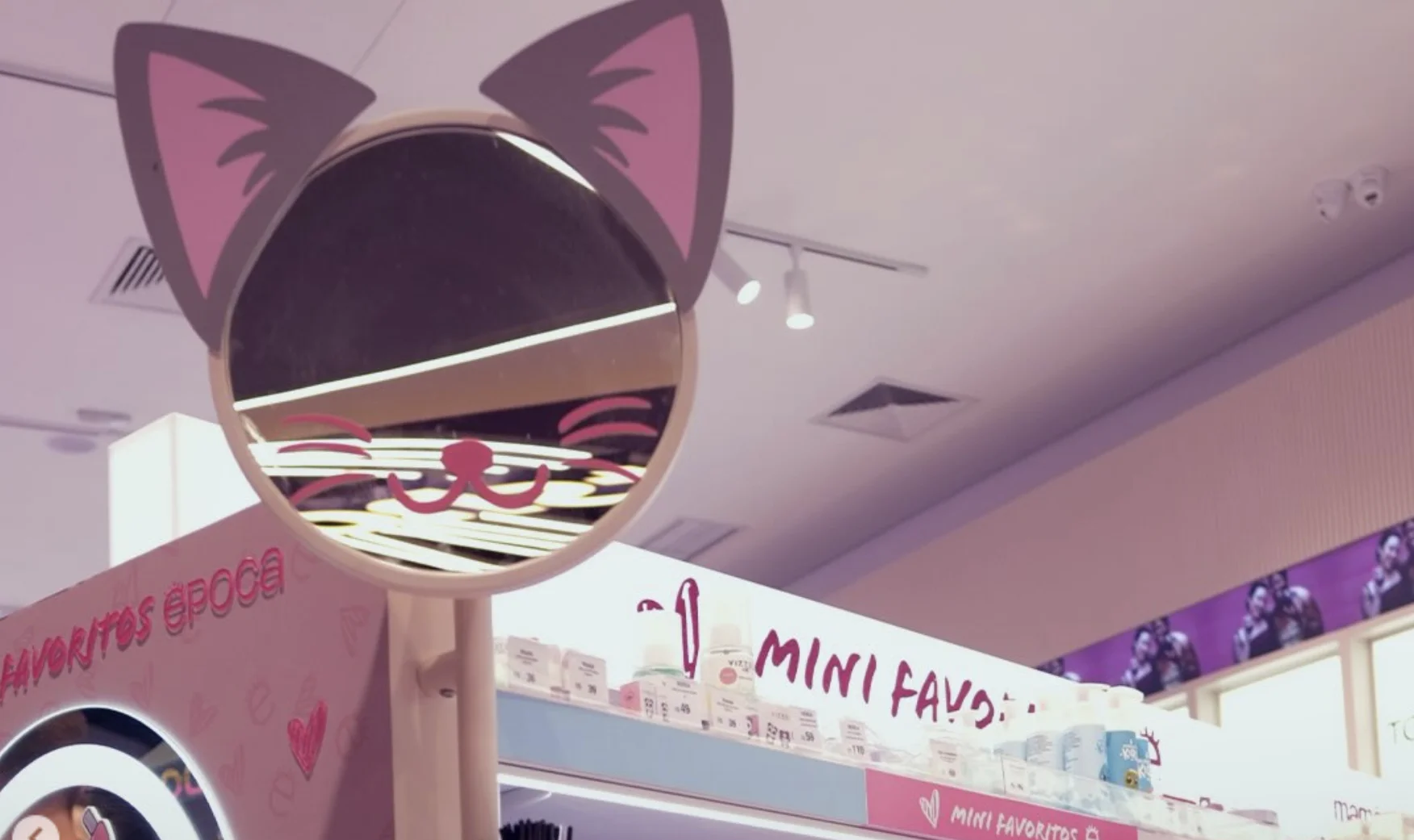 Espelho com orelhas de gato no espaço Mini Favoritos da Época Cosméticos.