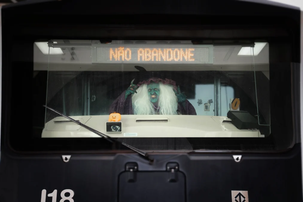 Bruxa aparece na cabine do Metrô de São Paulo em campanha da Petlove contra o abandono animal.