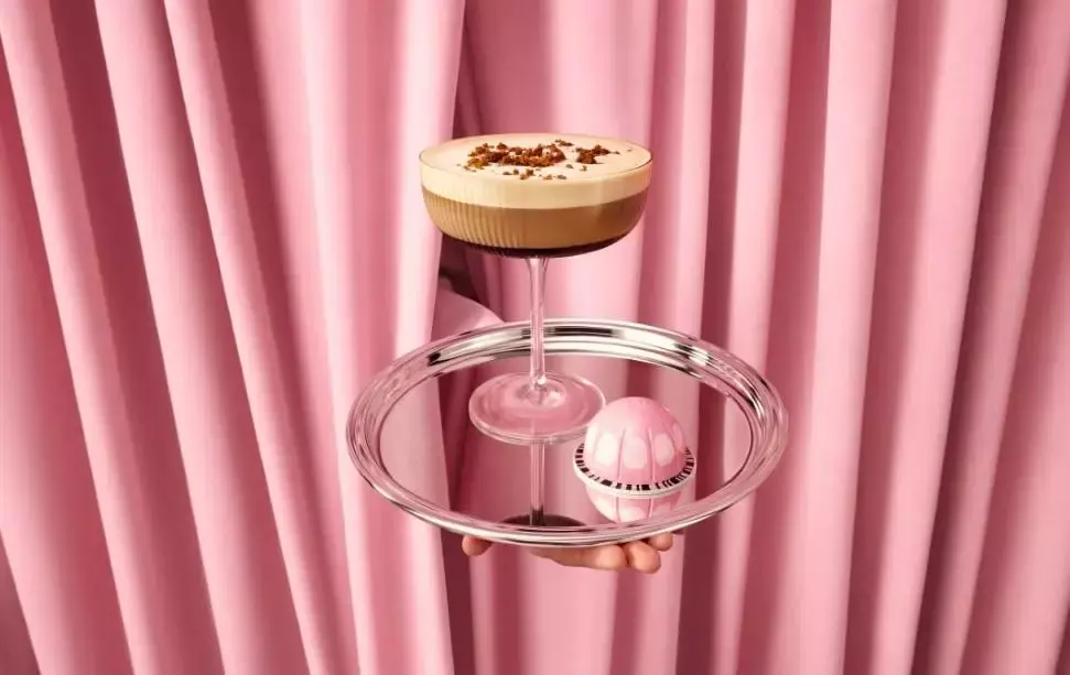 Café Nespresso em taça com cápsula rosa da coleção Festive 2026.