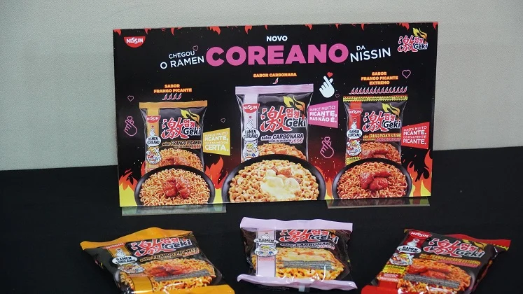 Embalagens dos três sabores do ramen coreano NISSIN Geki expostas em apresentação da marca.