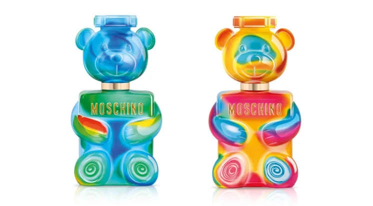 Frascos dos perfumes Toy 2 Gummy e Toy 2 Yummy da Moschino Beauty, em formato de ursinhos coloridos, lançados em parceria com a Fini.