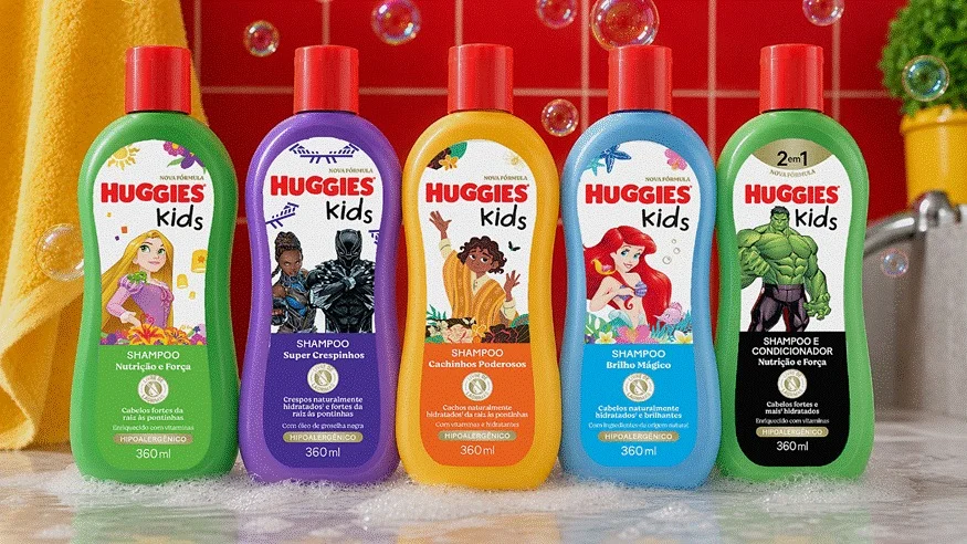 Produtos Huggies Kids com embalagens de personagens Disney e Marvel.