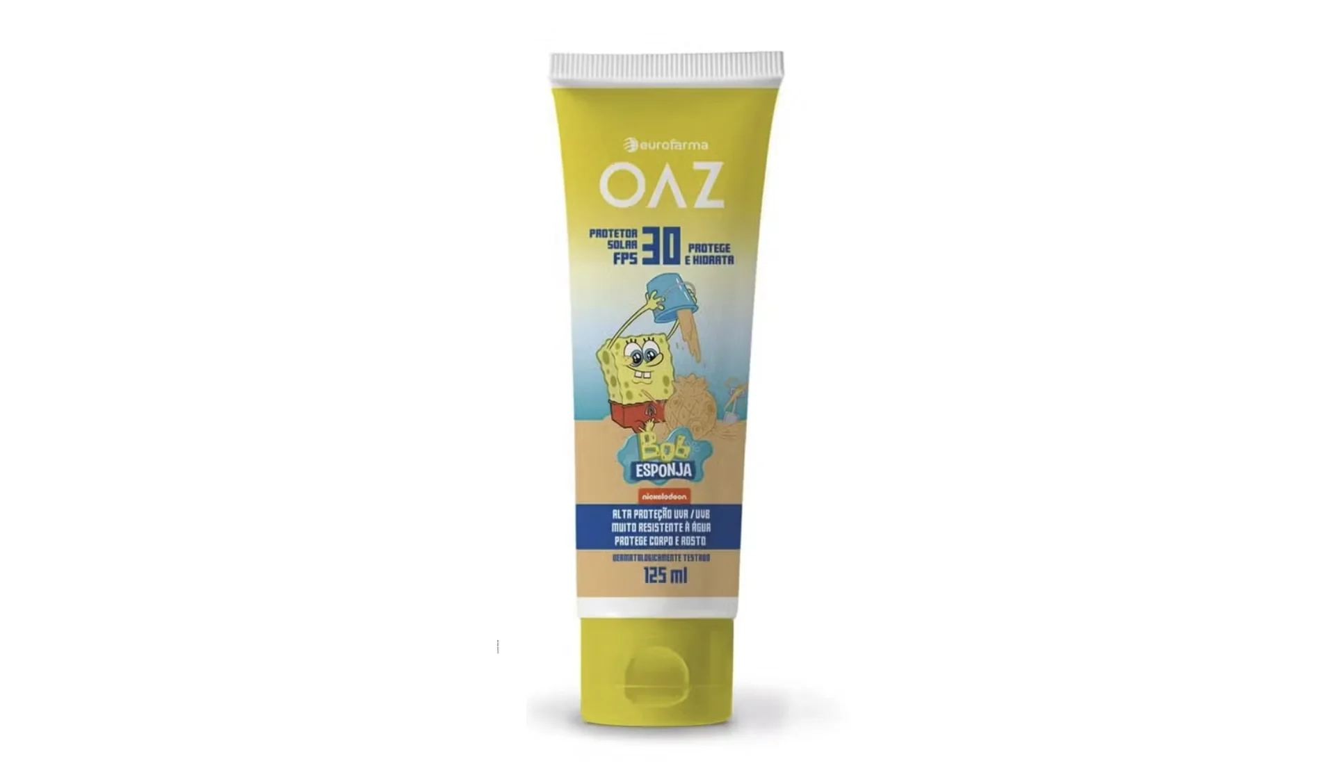 Mão segurando protetor solar OAZ FPS 30 Bob Esponja com o mar e a areia da praia ao fundo.