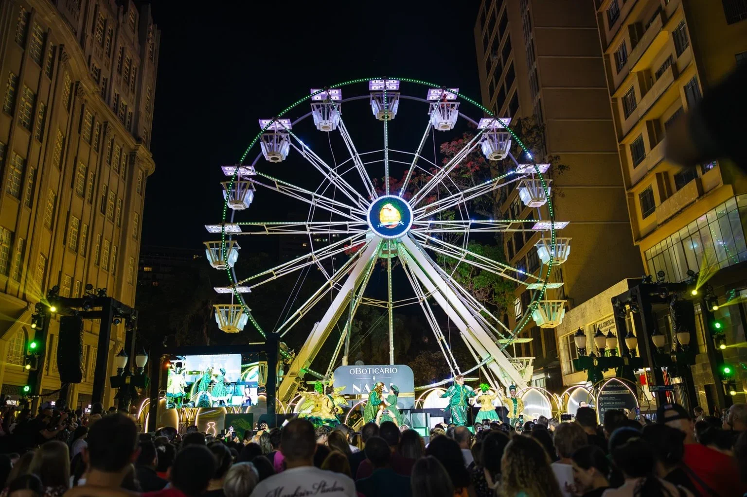 Roda-gigante de O Boticário iluminada durante o Natal de Curitiba.