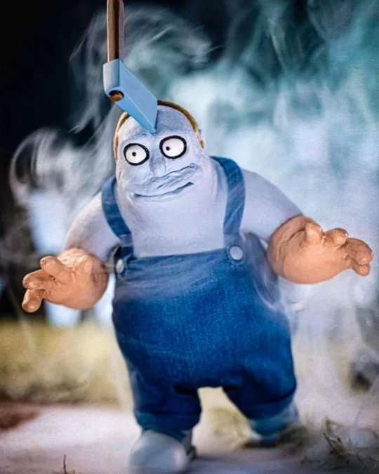 Personagem em stop-motion com macacão azul no especial de Halloween dos Simpsons.