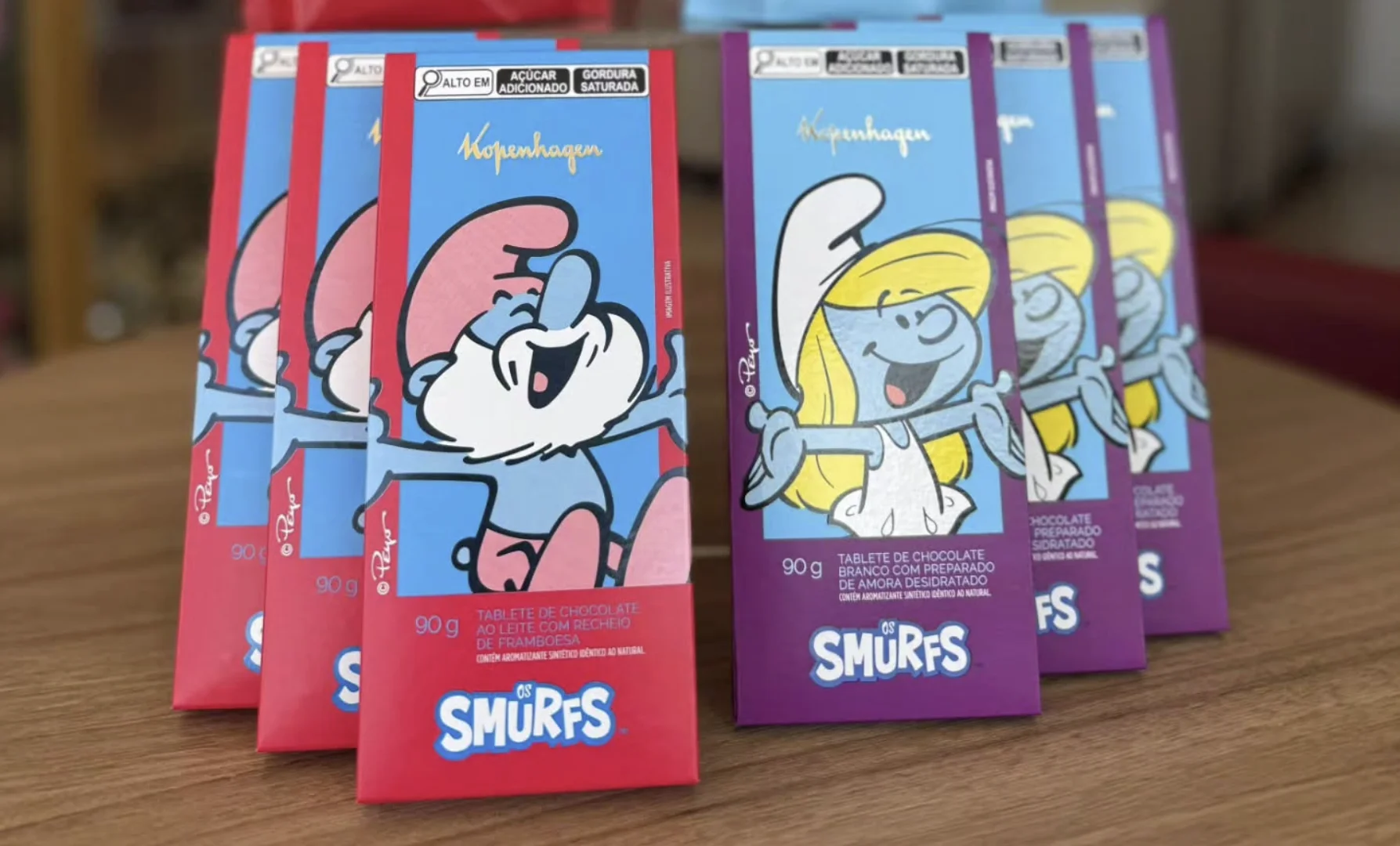 Tabletes de chocolate Kopenhagen dos Smurfs com embalagens do Papai Smurf e da Smurfette.