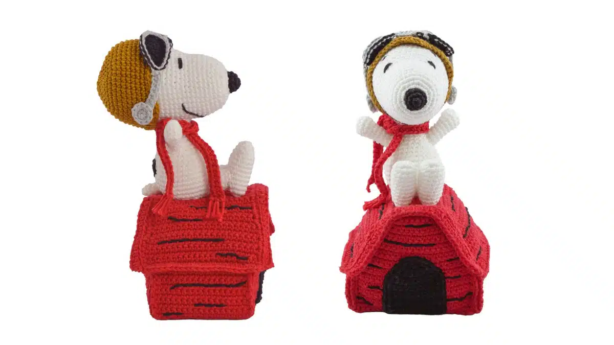 Snoopy Aviador de crochê sobre sua casinha vermelha, visto de lado e de frente.