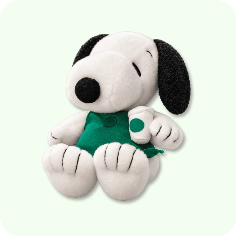 Snoopy com avental verde e copo da Starbucks.